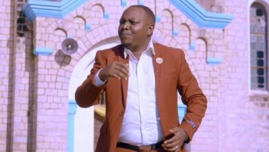 VIDEO: Christopher Mwahangila - HAKUNA KAMA WEWE MUNGU (Mp4 Download) - KibaBoy