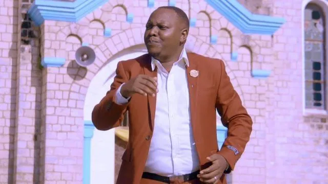VIDEO: Christopher Mwahangila - HAKUNA KAMA WEWE MUNGU (Mp4 Download)