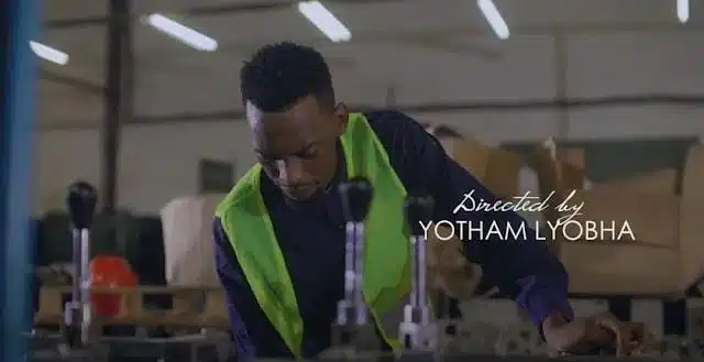 VIDEO: Goodluck Gozbert - Mungu Hapokei Rushwa (Mp4 Download)