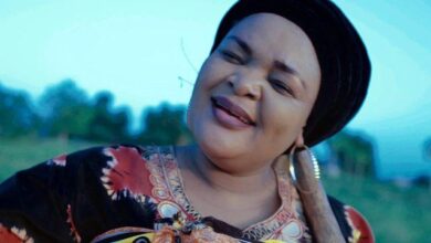 VIDEO: Penina Nyaisare Ft. Bahati Bukuku - TUMUGHUNGE (Tumsifu) (Mp4 Download) - KibaBoy