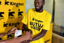 KINGBET IMEKABIDHI SIMU KWA WASHINDI WAKE