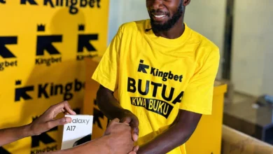 KINGBET IMEKABIDHI SIMU KWA WASHINDI WAKE