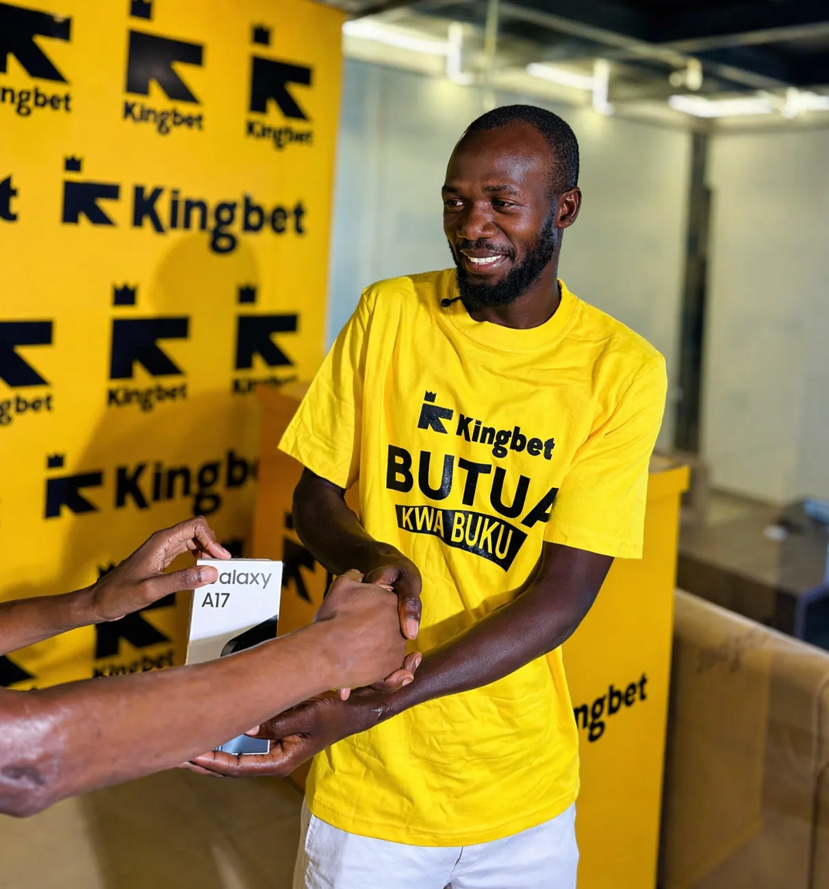 KINGBET IMEKABIDHI SIMU KWA WASHINDI WAKE
